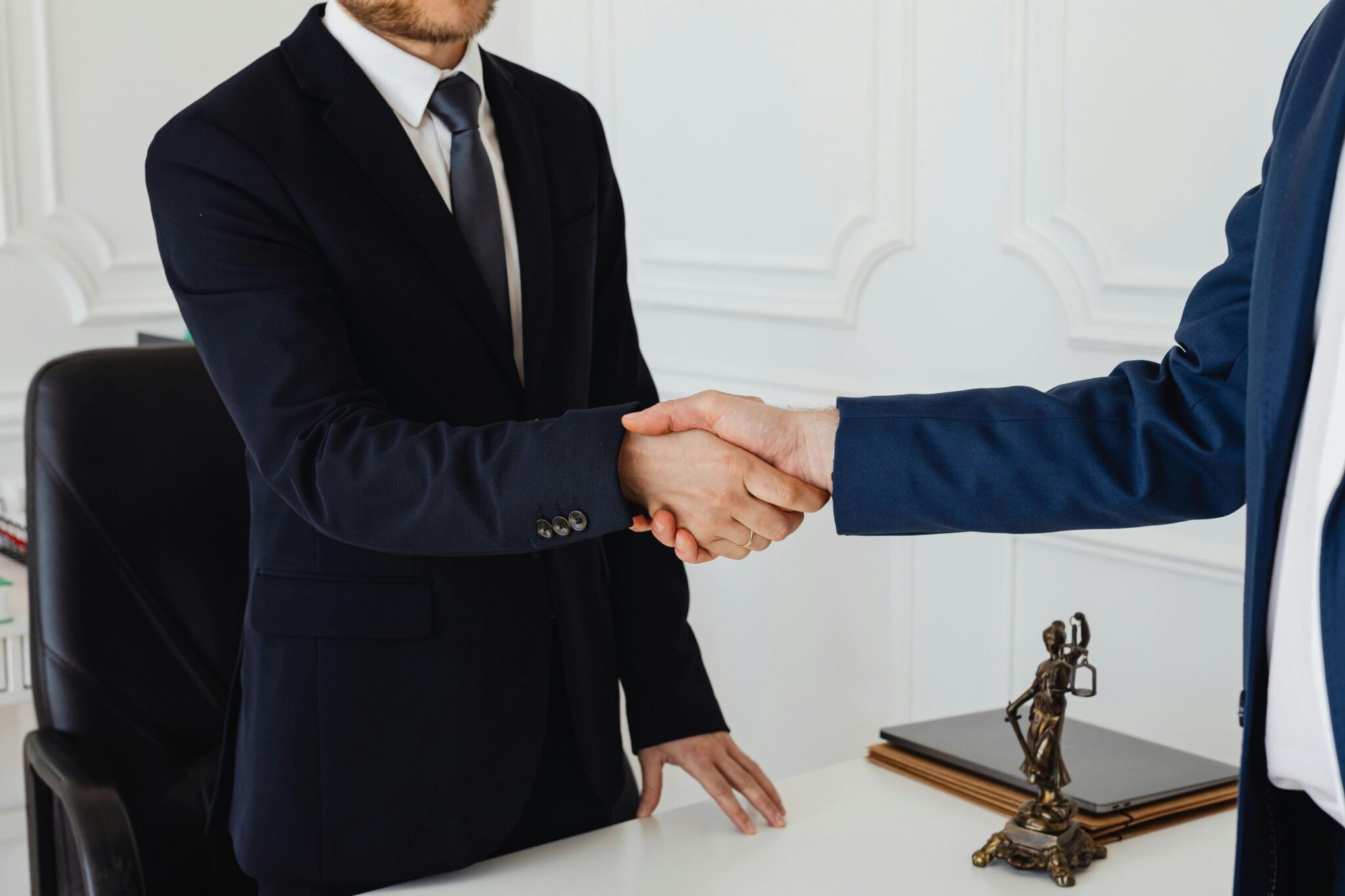 Conócenos 1 imagen abogados